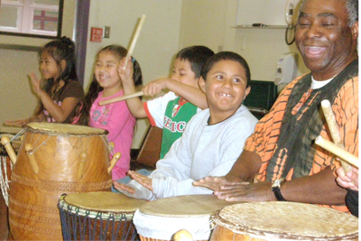 Onye Onyemaechi with children at a drumming session