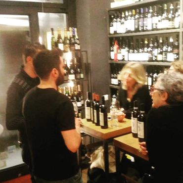 Produttori di vino illustrano ai nostri clienti le loro bottiglie