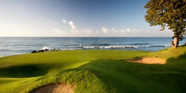 Hoyo del famoso campo de golf "Teeth of the Dog" con el mar de fondo, creando una impresionante vist