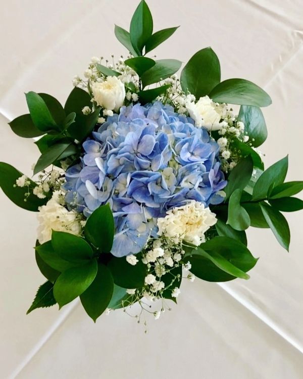 Flower bouquets for celebration of life in blue and white.
