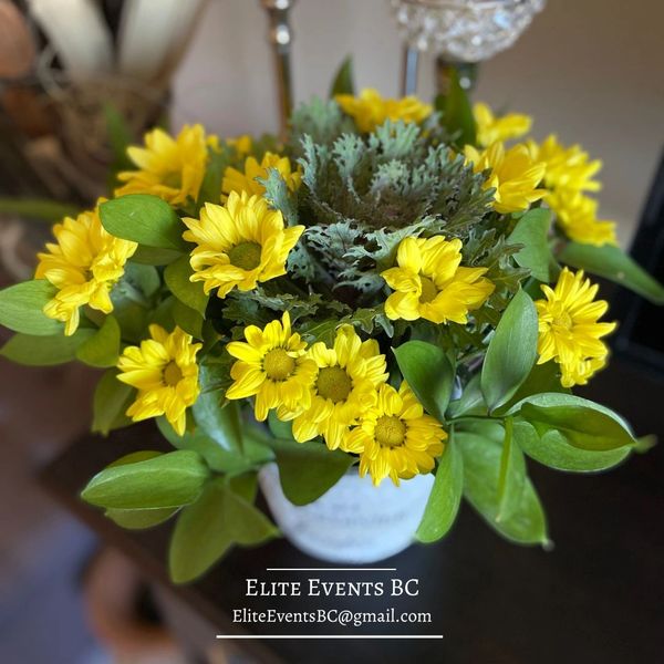 Flower centrepiece with yellow daisies.
