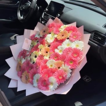 Ramo de flores multicolores dentro de un coche.