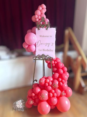 balloon welcome sign and easel display