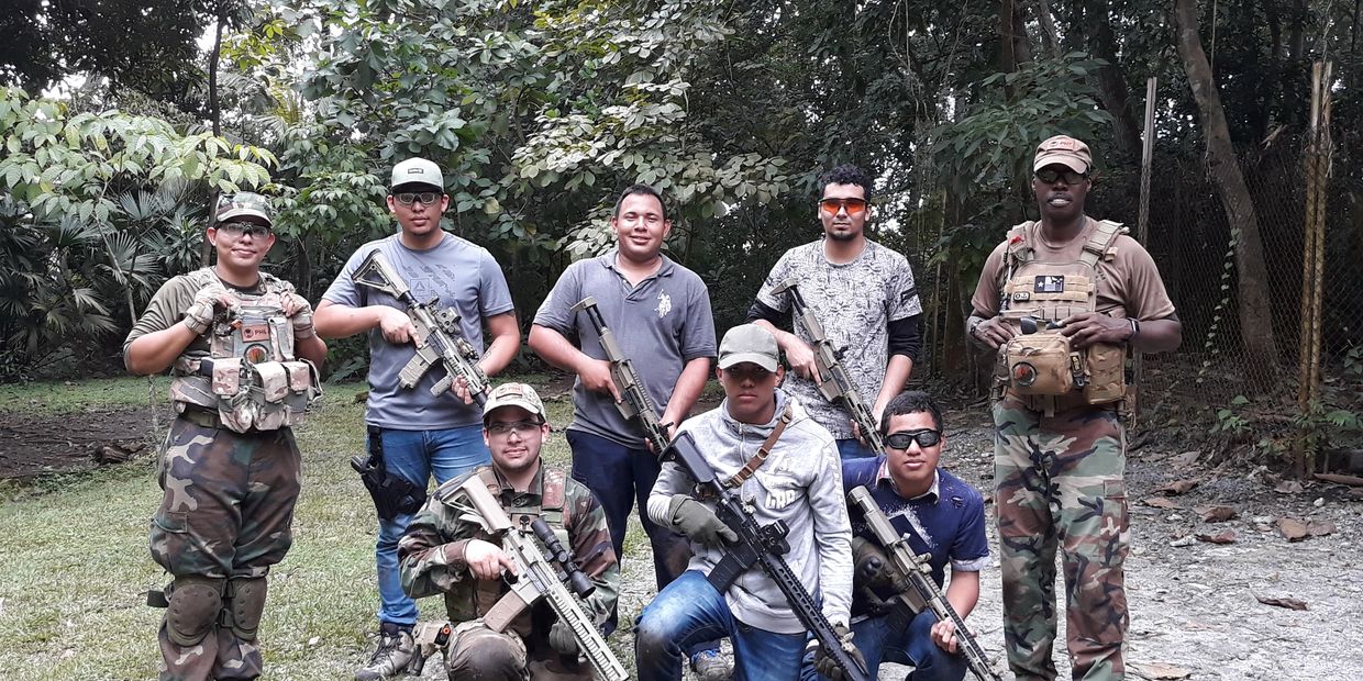 Miembros del Equipo durante una practica en el Parque Los Guayacanes