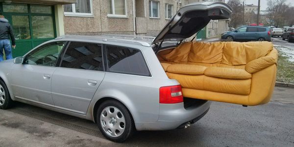 yellow sofa sticking out and wont fit in the car