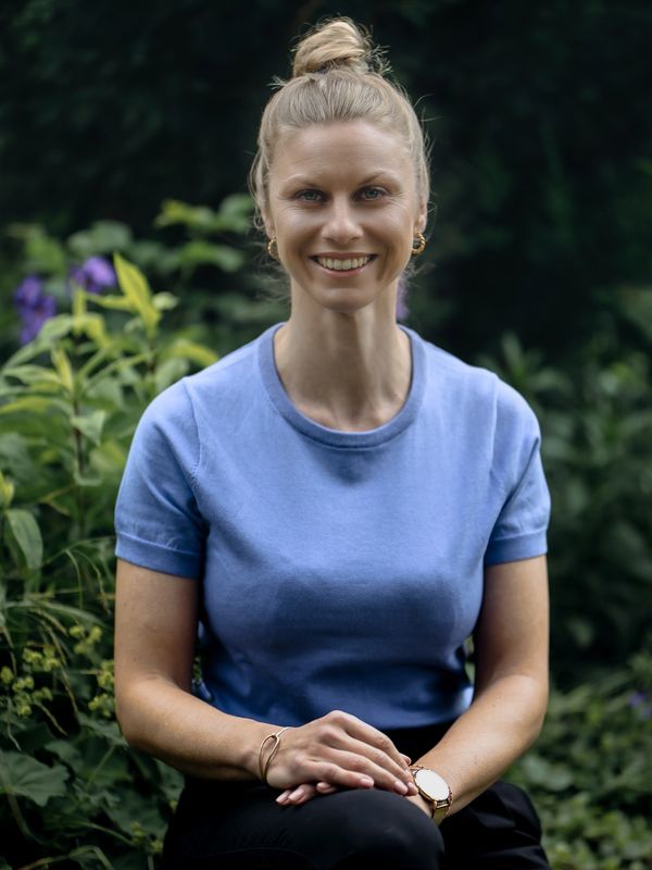 Laura Schultheis, Gründerin von Little Sweden Coaching, in ihrem Garten in Waldems im Taunus