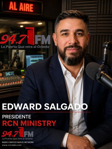 Edward Salgado en un estudio de radio profesional.