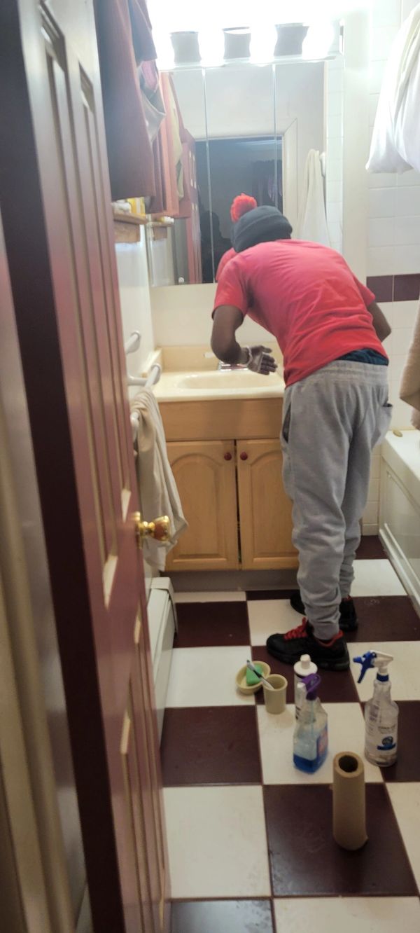 Residential customer bathroom cleaning. Get your cleaning Today.