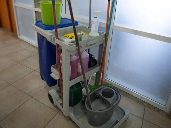 Cleaning sprays and cleaning tools