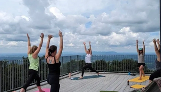 Cours de yoga corporatif en groupe à Bromont