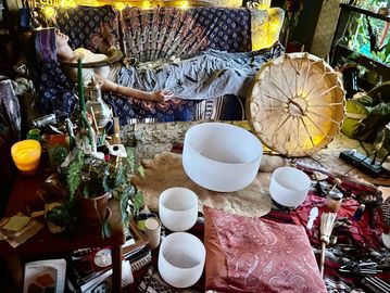 Image of all the instruments used for the sound bath. Crystal bowls, drums, gongs, and fans.