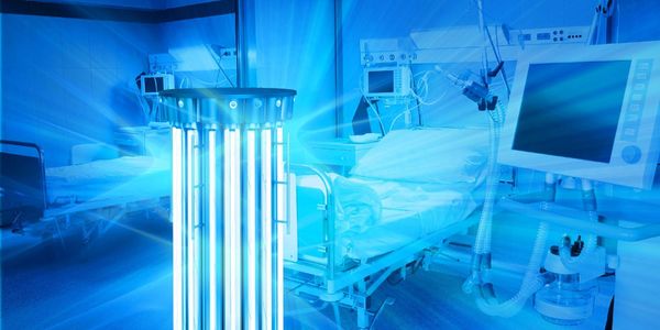 equipo de lamparas ultravioleta en un hospital 