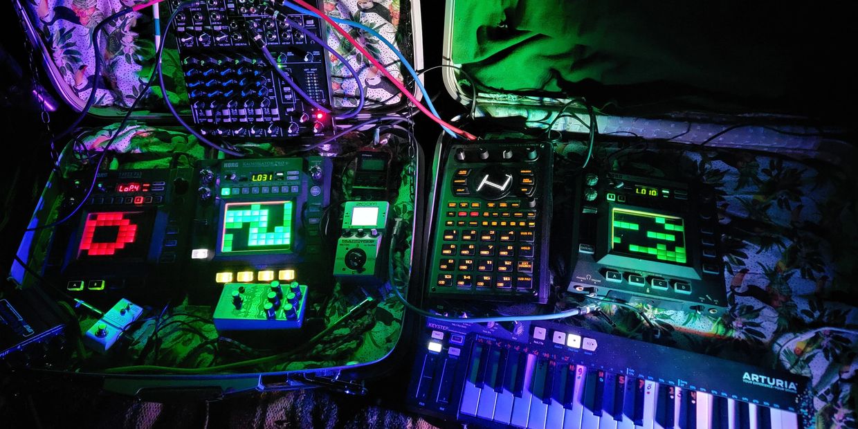 Analog hardwear synthesizers in a suitcase