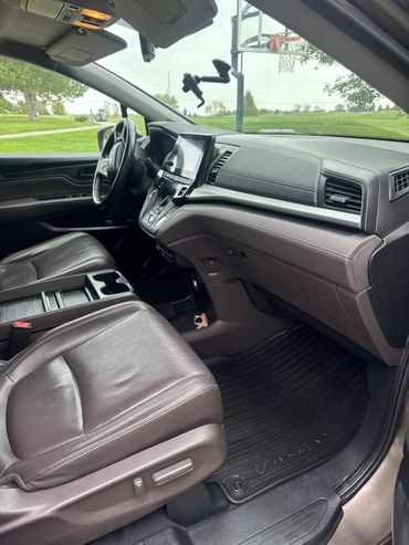 Clean interior of a Honda Odyssey with leather seats and modern dashboard.