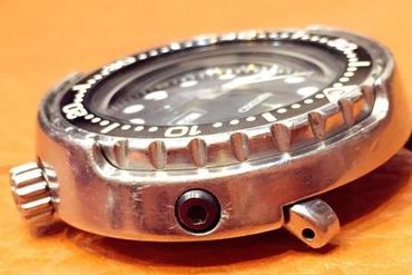 Successfully remove the stuck in case screw without damage the screw mold of the watch case.