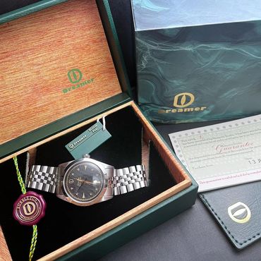 "BubbleFun" lives up to its name, from the box to the tags and the watch itself, immersing you in a