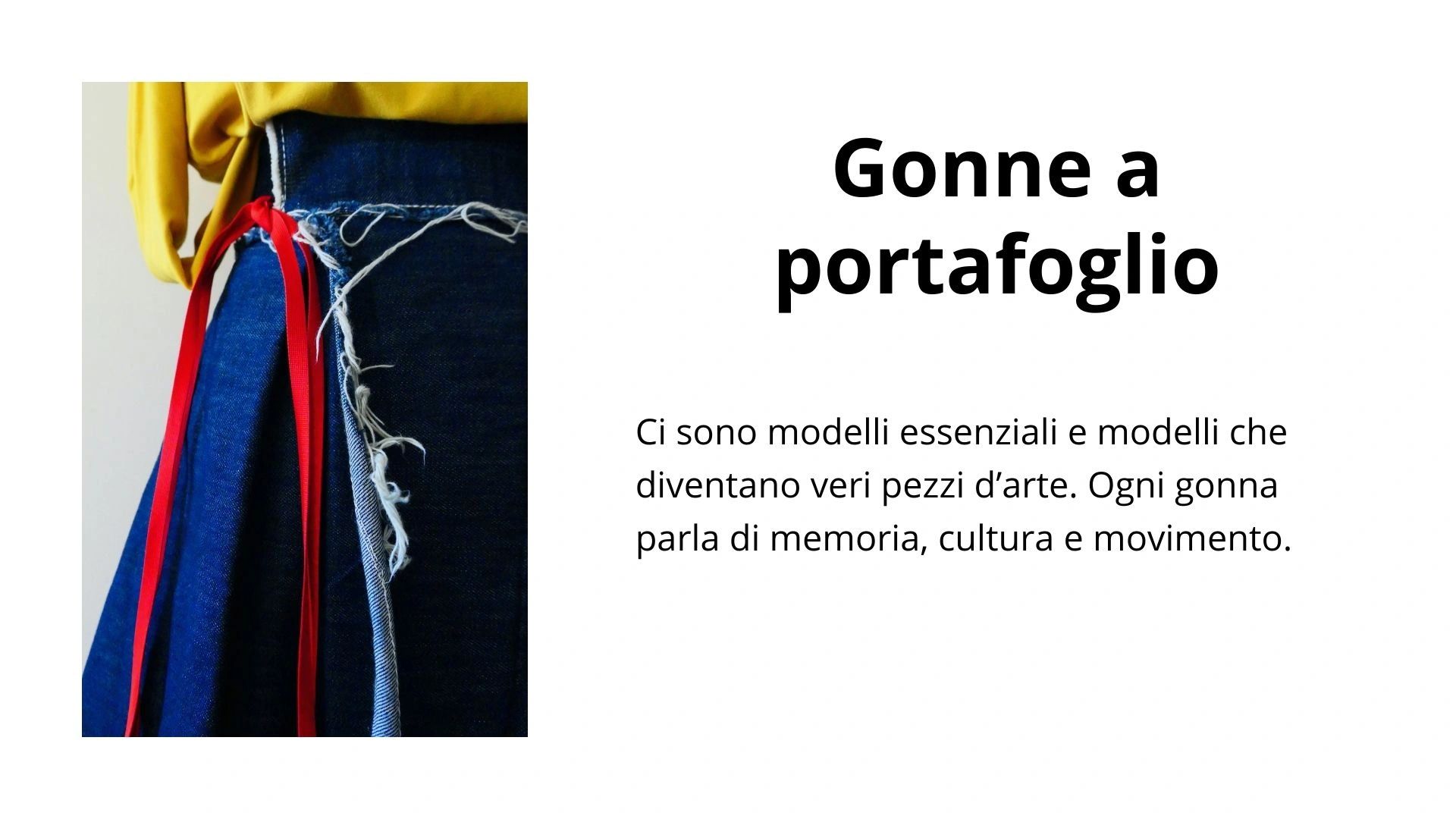 Gonna di jeans con dettagli rossi e bordi sfrangiati.