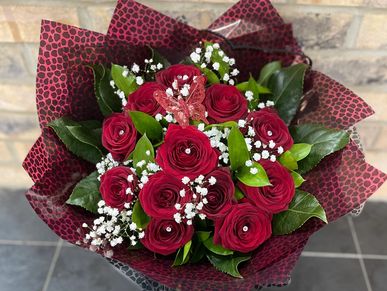 Our beautiful traditional dozen of the best quality 70cm head size Naomi roses. 