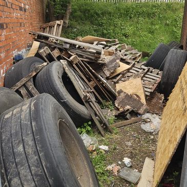 A PILE OF RUBBISH AND TYRES OUTSIDE A HOUSE THAT WASTE BUSTERS STAFFORDSHIRE HAVE BEEN TASKED TO CLE