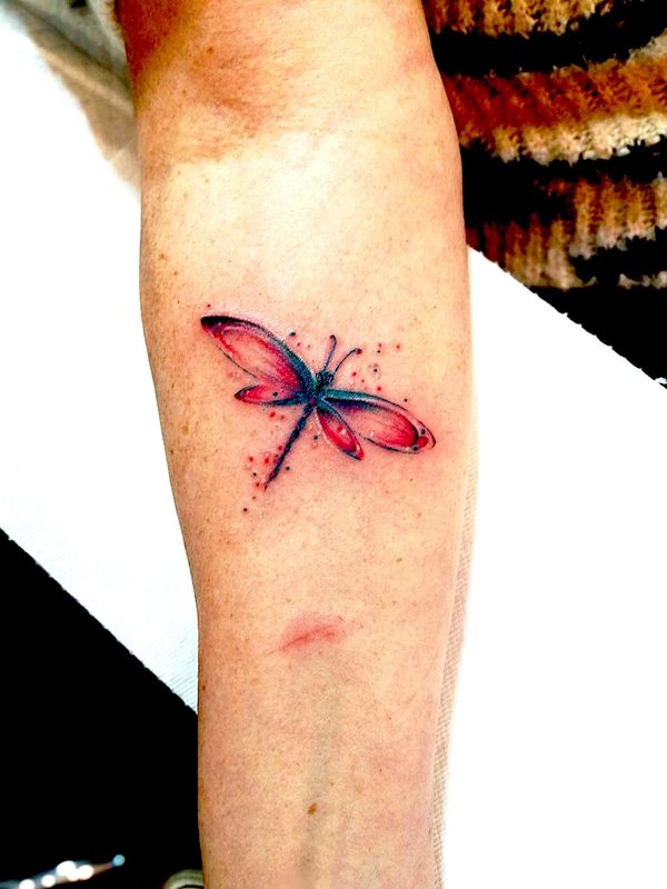 Un tatouage de libellule réalisé par Naotattoo au salon de tatouage à La Prairie