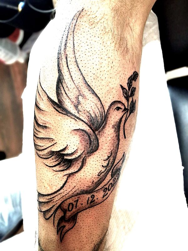 Tattoo représentant une colombe de paix fait par naotattoo