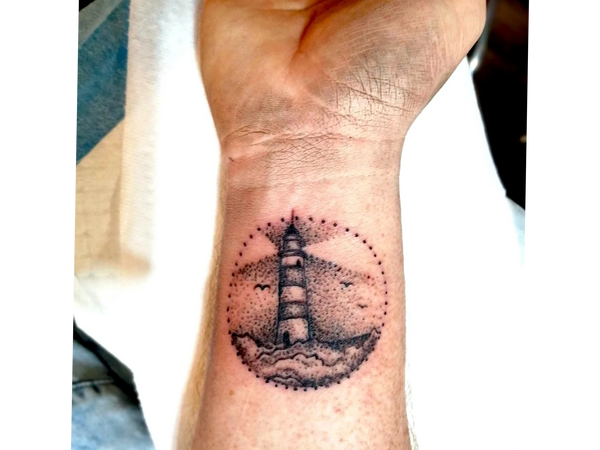 Beau tatouage à la main stick and poke fait dans notre salon de tatouage