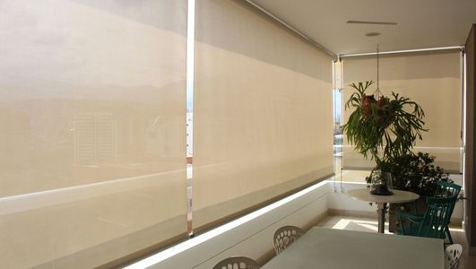 El toldo de brazos rectos se instala al exterior de las fachadas, sobre ventanas que requieren sombr