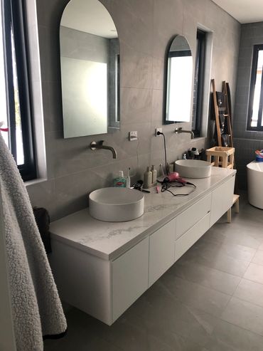 SEVEN HILL ENSUITE Finished by CDK and Joinery PTY LTD IN 2023