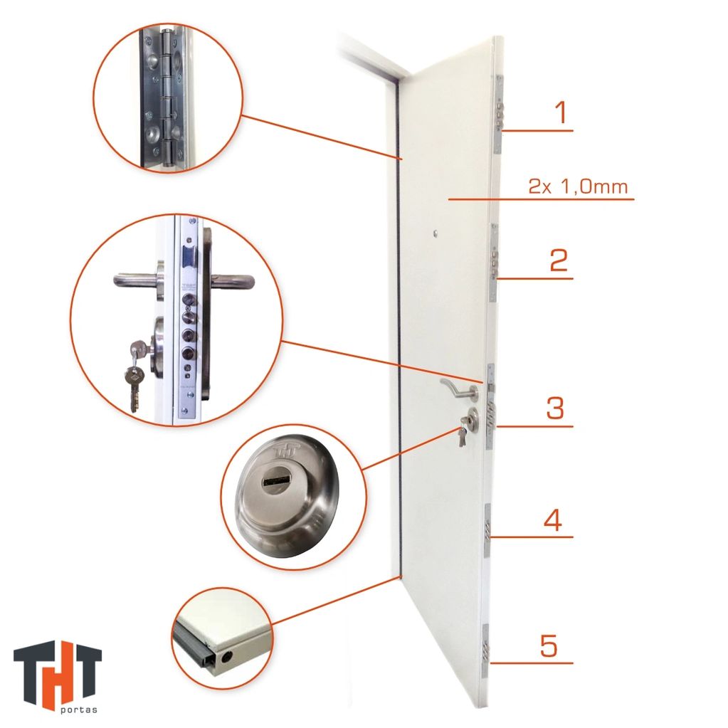 Uma porta branca blindada aberta com fechadura em aço batentes em aço e fechadura em aço marca tht
