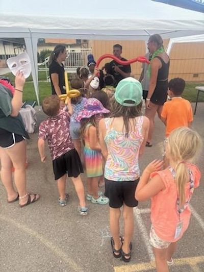 Kids line up for balloons