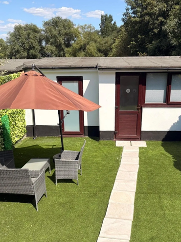 Enclosed garden - Auriel House