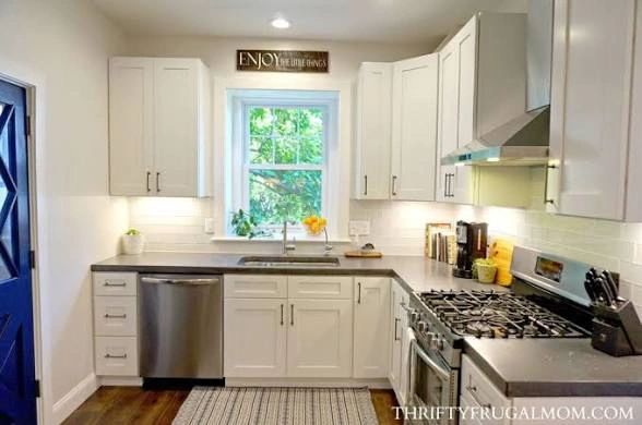 Simple kitchen here in Arvada Colorado that got recently remodeled with new countertops plus stove
