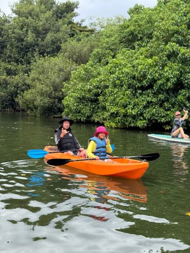 a couple in tandem kayak on the Anahulu River