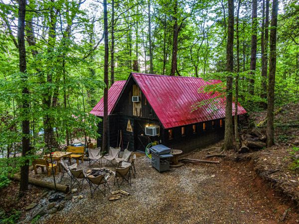 GOLD MINERS CABIN at Bear Creek Lodge and Cabins in Helen Ga 
Hot Tub 
1 King/1 Queen/5 Twins
Slps 9