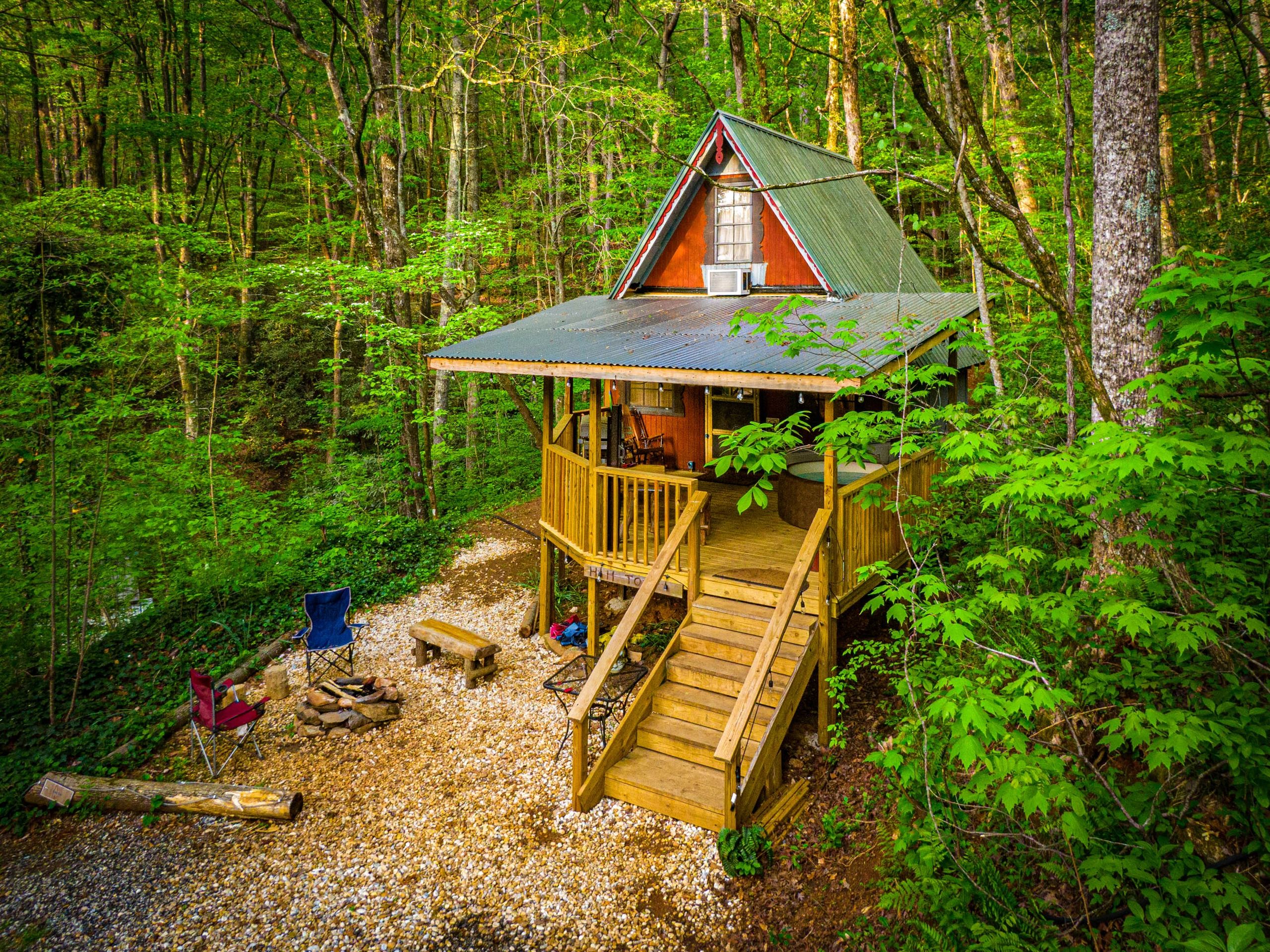 HILLTOP LOFT at Bear Creek Lodge and Cabins in Helen Ga
Hot Tub
Mountainside Fire Pit
1 Q & 3 T
Slee