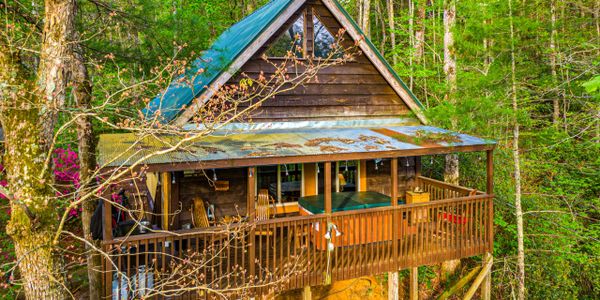 RIVERVIEW CABIN at Bear Creek Lodge and Cabins in Helen Ga
Hot Tub
1 King/ 1 Queen & Twin
Sleeps 5