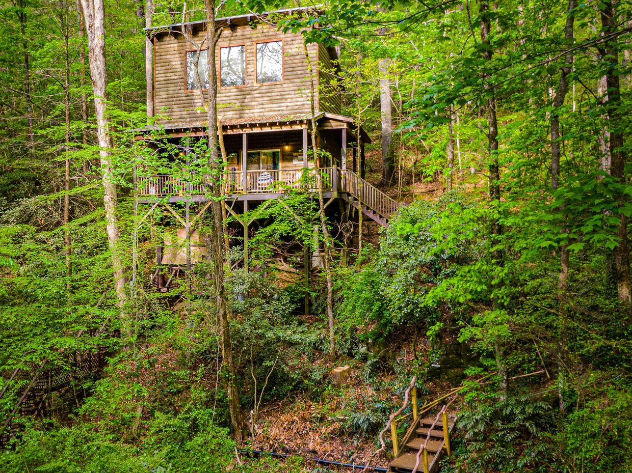 THE TREEHOUSE at Bear Creek Lodge and Cabins in Helen Ga
Hot Tub 
2 Queen/1 Twin
Sleeps 5