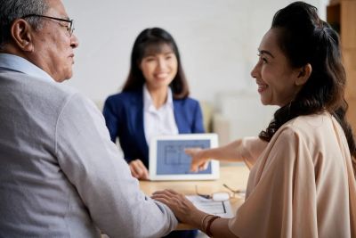 Family meeting with a professional to discuss estate-planning goals