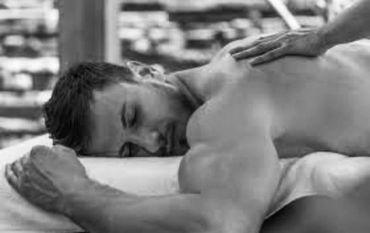 Client receiving a male sensual massage