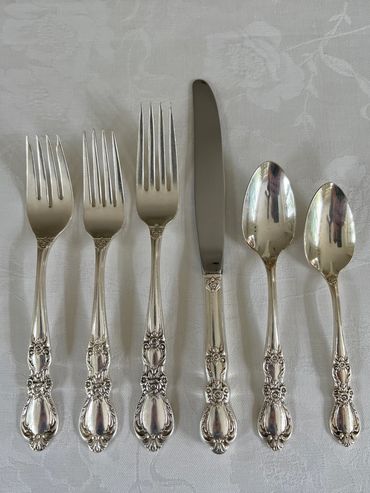 dessert fork - 9
medium fork - 9
regular fork - 1
knives -9
spoon - 5
smaller spoon 3