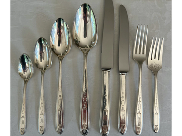 dessert forks - 10   small spoons - 6
forks - 8                   X-large spoons - 2
knives - 6
larg