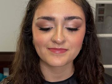 The Refresher 🌸
A soft, radiant glam designed to enhance your natural beauty while keeping everythi