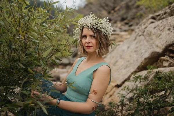 Woman with floral crown in nature.