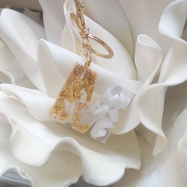 Portachiavi M con sassolini bianchi e foglia Gold