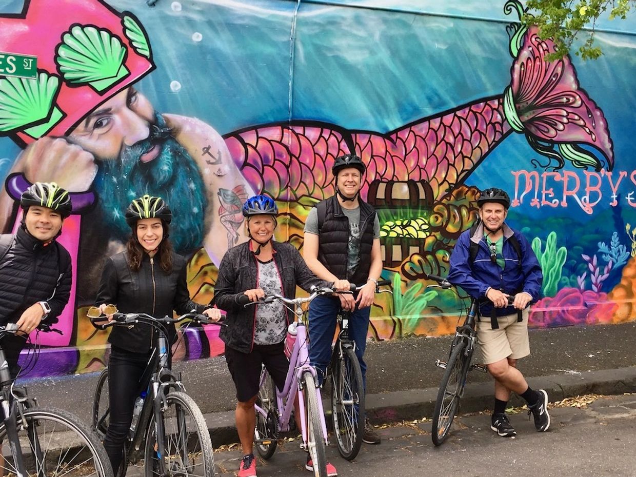 Tanda jalan dan mural warna-warni.