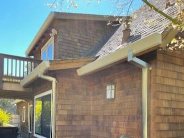 Seamless gutter installation on a North Bay home.
