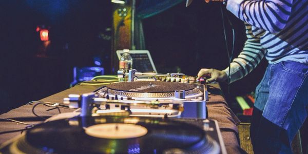 Deejay and deejay equipment