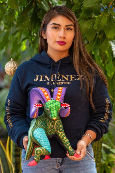 Jaretsi Miranda, con una obra decorada a mano en simbología zapoteca.