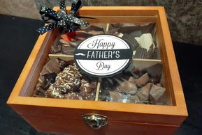 Relojera de Madera con tapa de cristal y 4 divisiones. Medidas: 20 x 20 cm y 10 cm de profundidad.