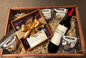 1 botella de Vino Tinto Nacional (De Barrio) 750 ml
1 Relojera de madera con 4 divisiones con tapa